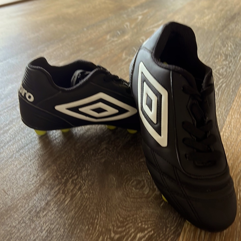 Umbro soccer cleats for young boy/girl